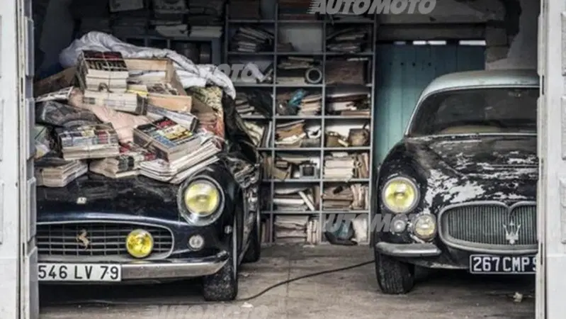 La Ferrari di Alain Delon e altre 60 vetture sommerse da una montagna di vecchie riviste