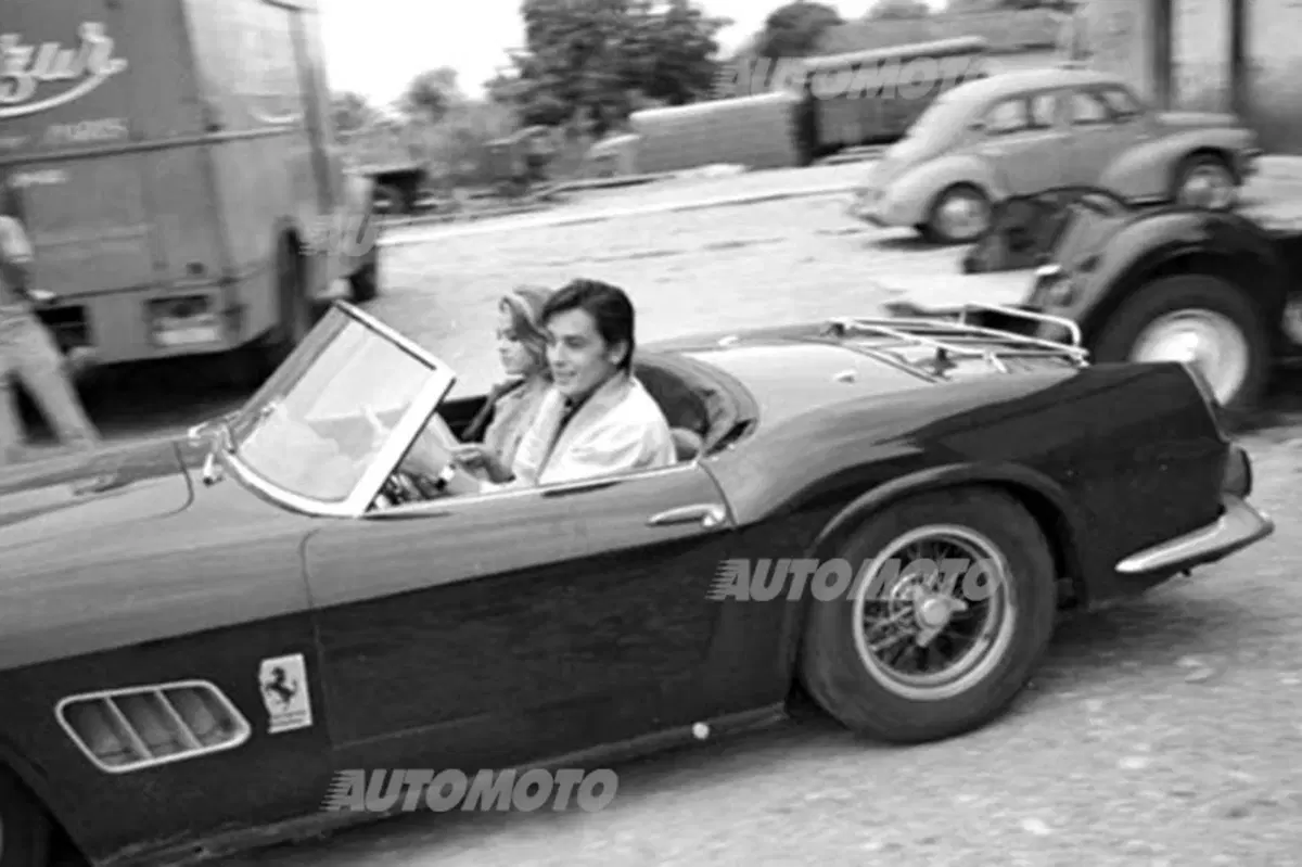 La Ferrari di Alain Delon e altre 60 vetture sommerse da una montagna di vecchie riviste