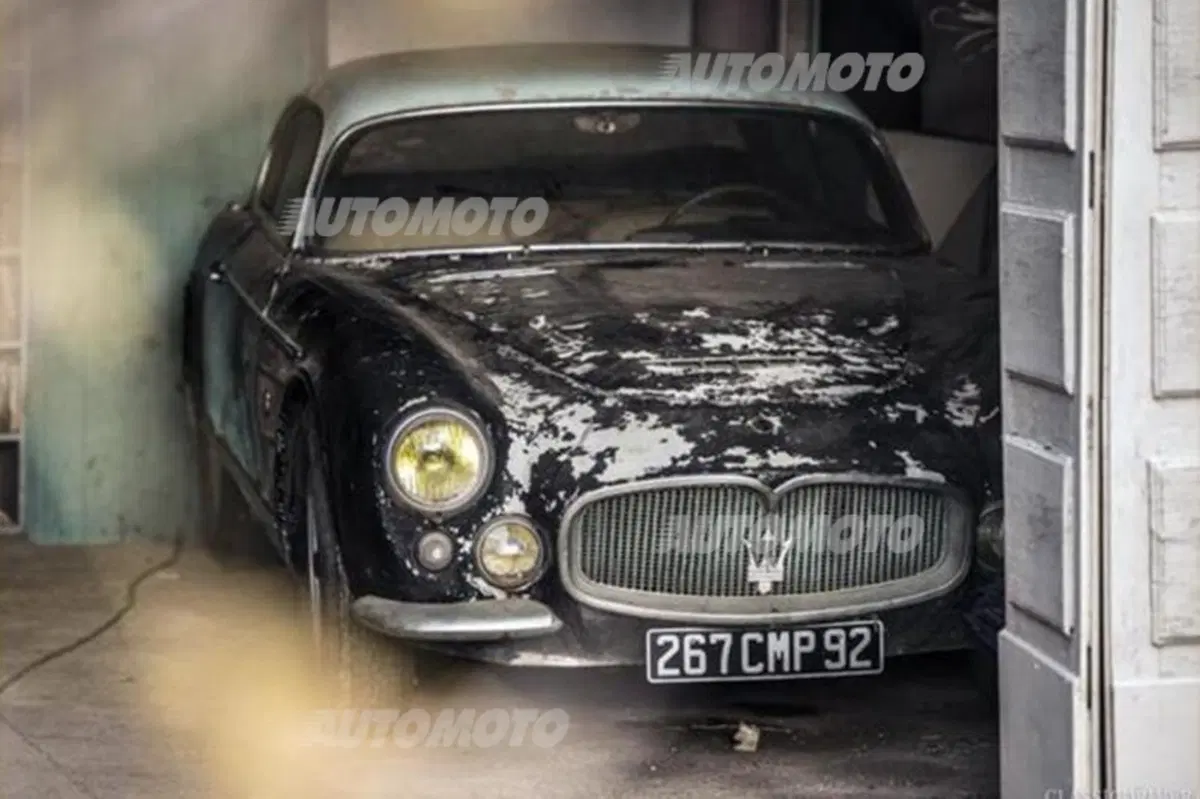 La Ferrari di Alain Delon e altre 60 vetture sommerse da una montagna di vecchie riviste (4)