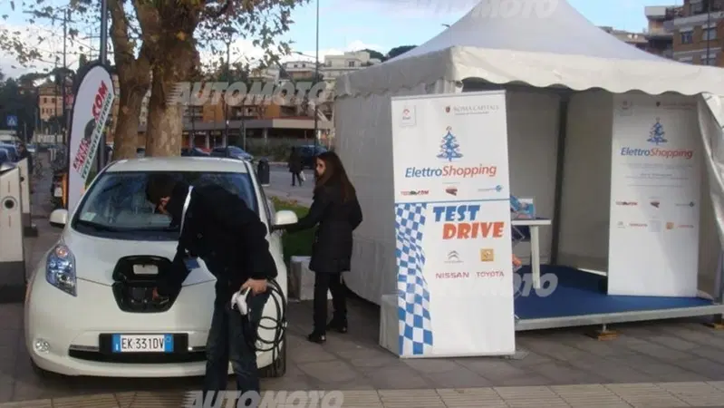 Roma. Shopping di natale con un'auto elettrica