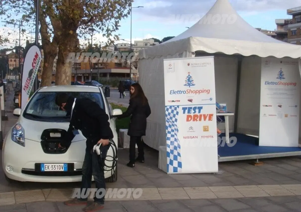 Roma. Shopping di natale con un'auto elettrica