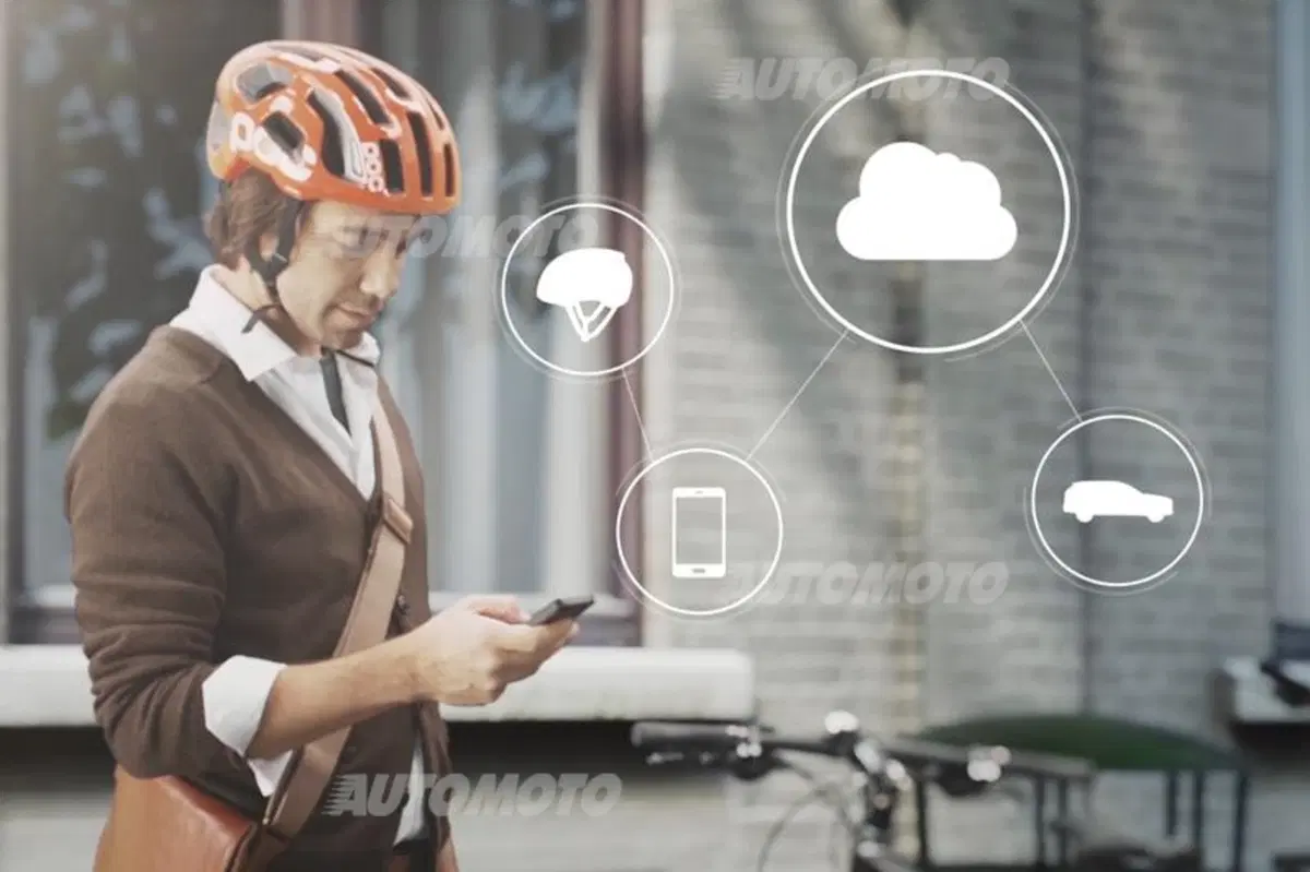 Volvo: stop agli incidenti con i ciclisti, l’auto comunicherà con il casco