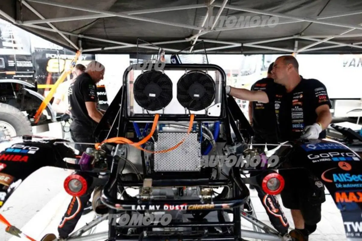 Dakar 2015. La doppia immensità del "paddock" a Tecnopolis (5)