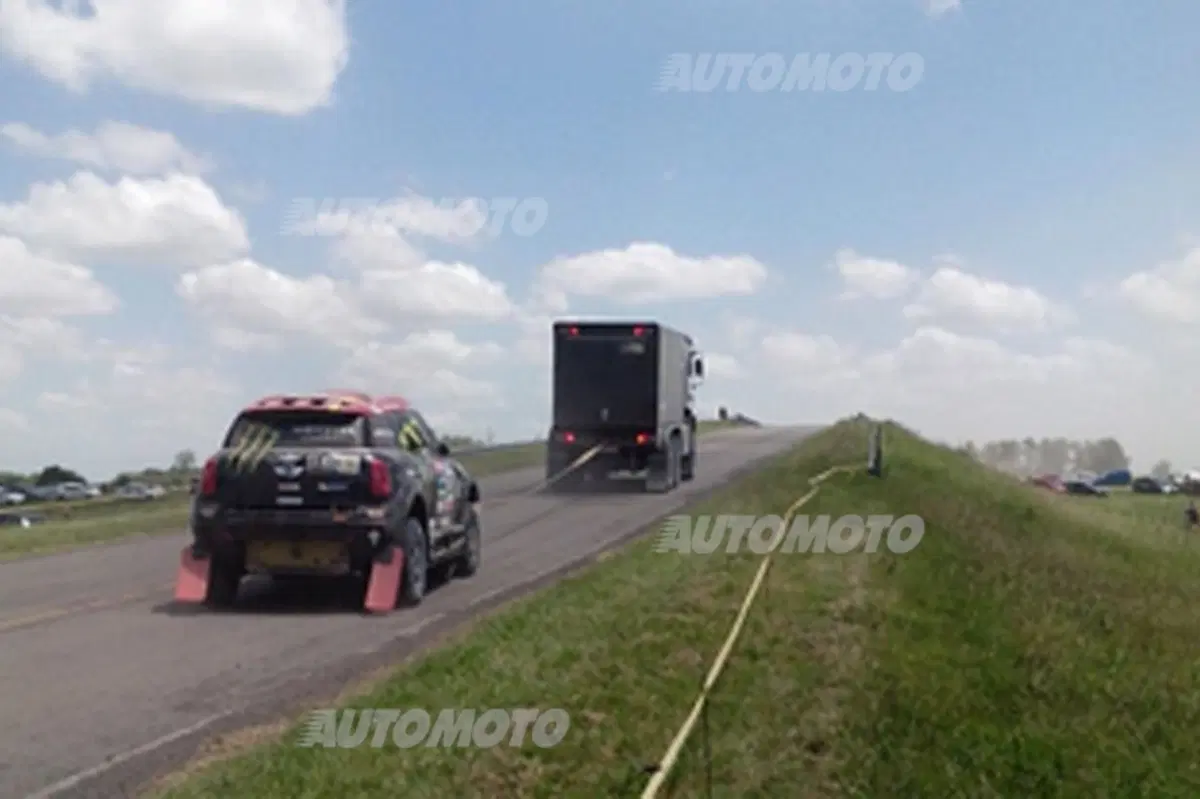 Dakar 2015, clamoroso: Nani Roma fuori dai giochi, la sua Mini è KO