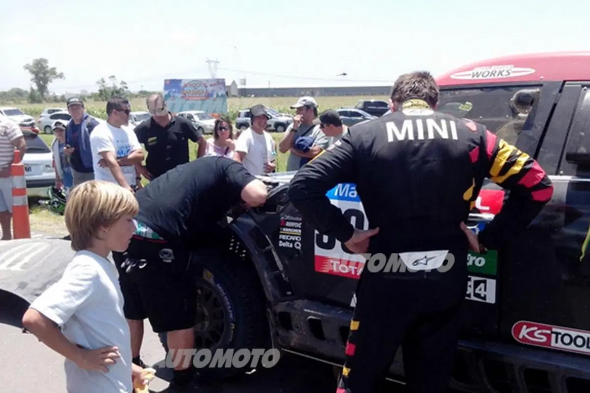 Dakar 2015, clamoroso: Nani Roma fuori dai giochi, la sua Mini è KO (3)