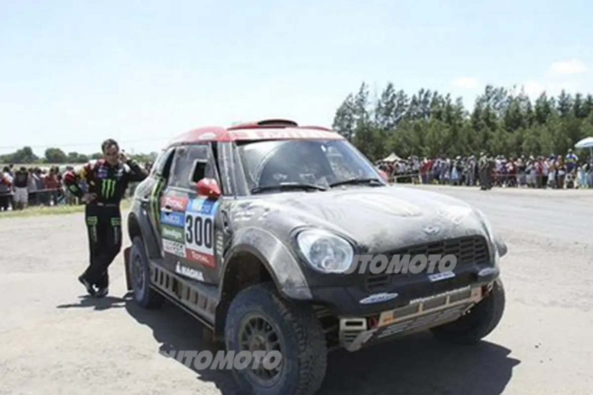 Dakar 2015, clamoroso: Nani Roma fuori dai giochi, la sua Mini è KO (5)