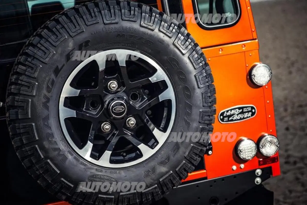 Land Rover Defender: stop alla produzione. Tre edizioni speciali per la fine di un mito (5)