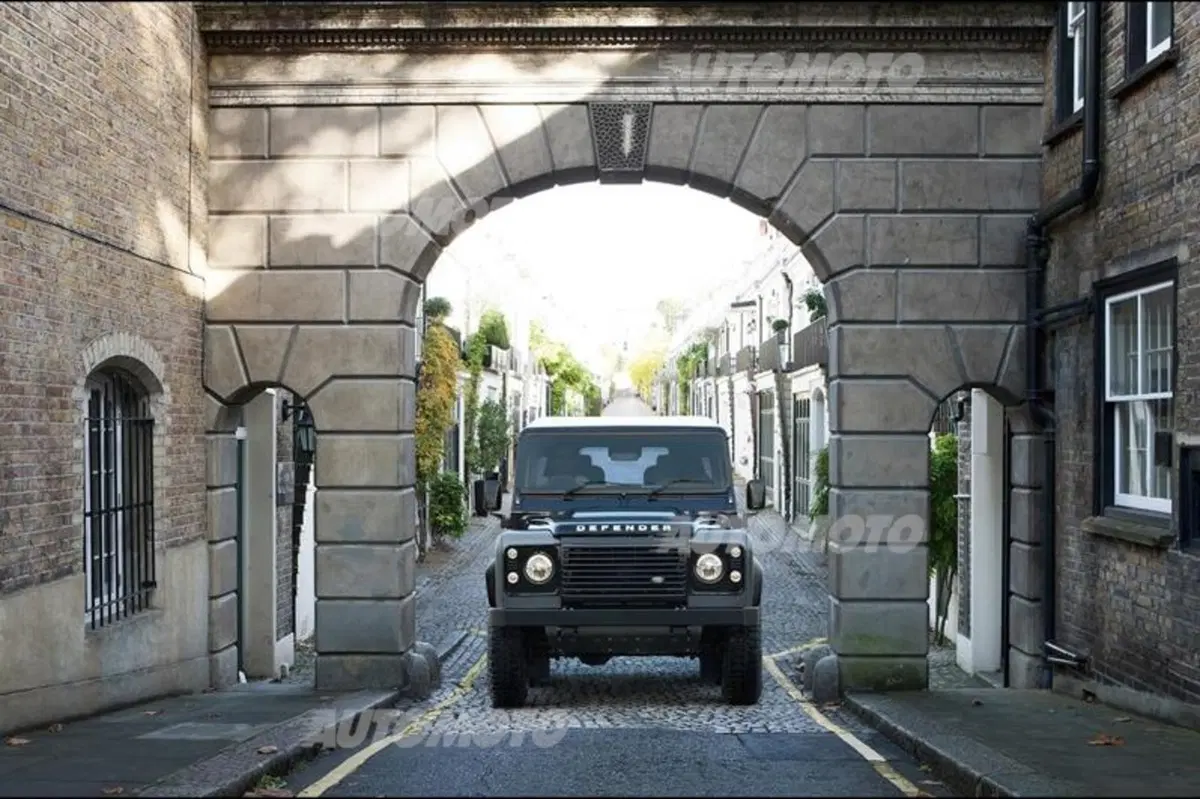 Land Rover Defender: stop alla produzione. Tre edizioni speciali per la fine di un mito (8)