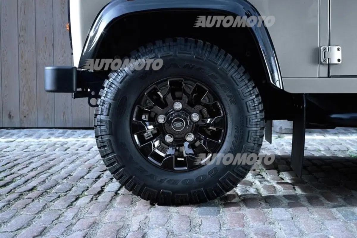 Land Rover Defender: stop alla produzione. Tre edizioni speciali per la fine di un mito (11)