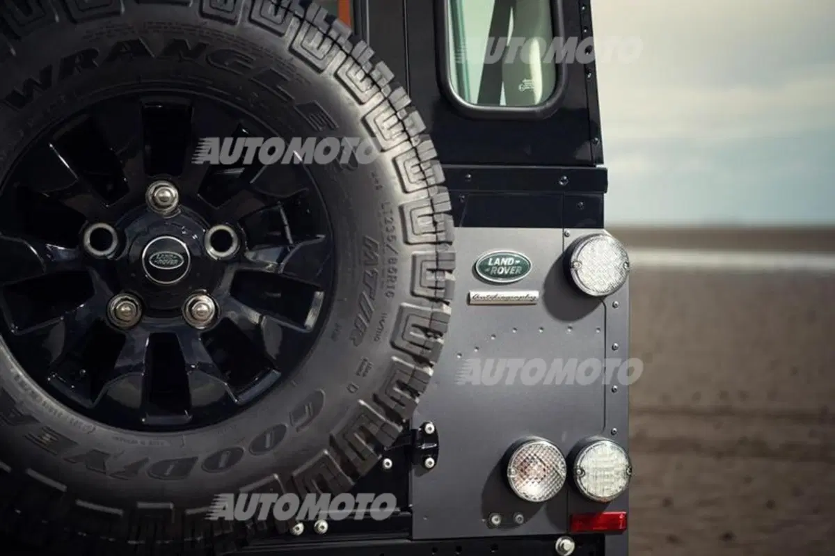 Land Rover Defender: stop alla produzione. Tre edizioni speciali per la fine di un mito (12)