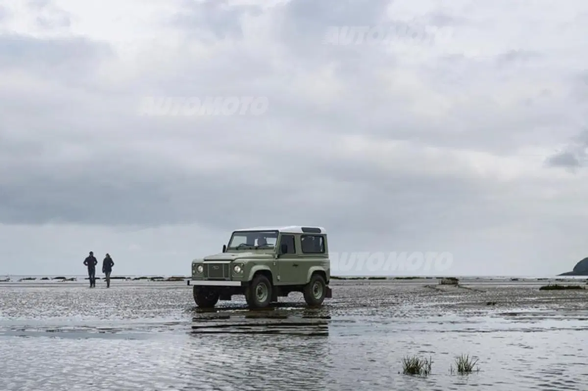 Land Rover Defender: stop alla produzione. Tre edizioni speciali per la fine di un mito (13)