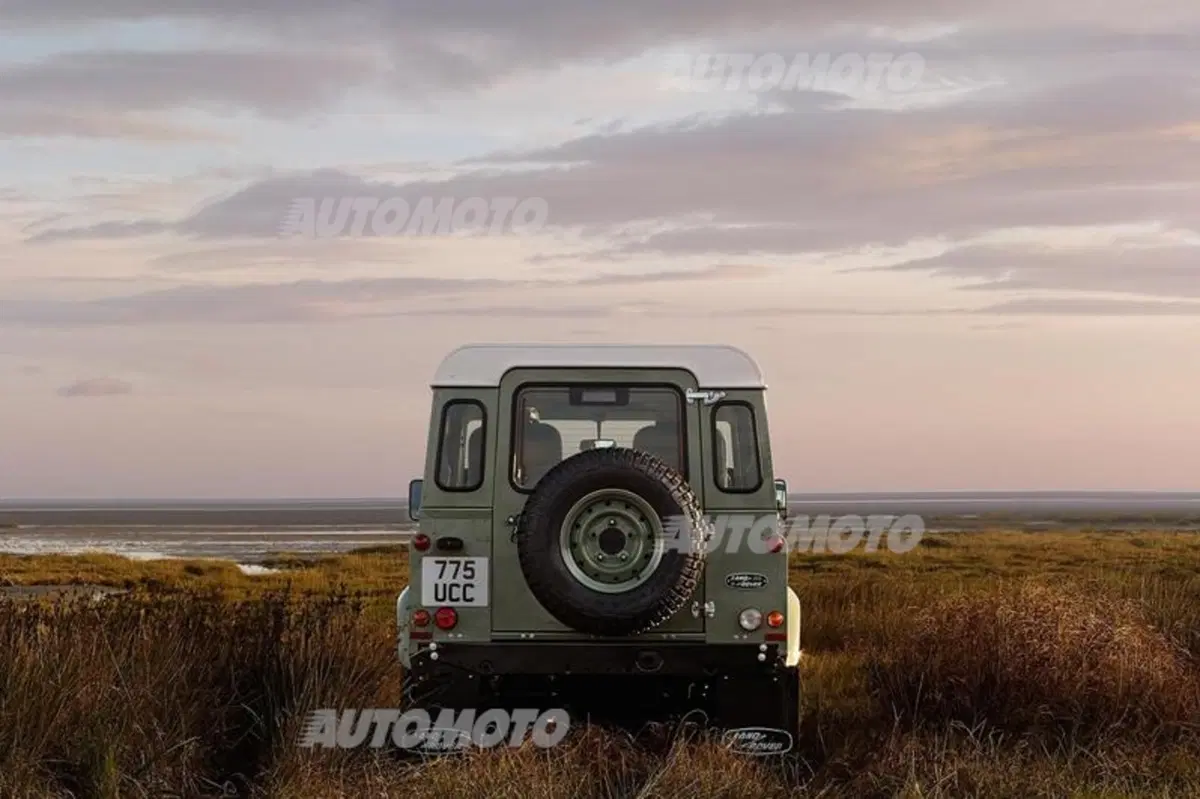 Land Rover Defender: stop alla produzione. Tre edizioni speciali per la fine di un mito (15)