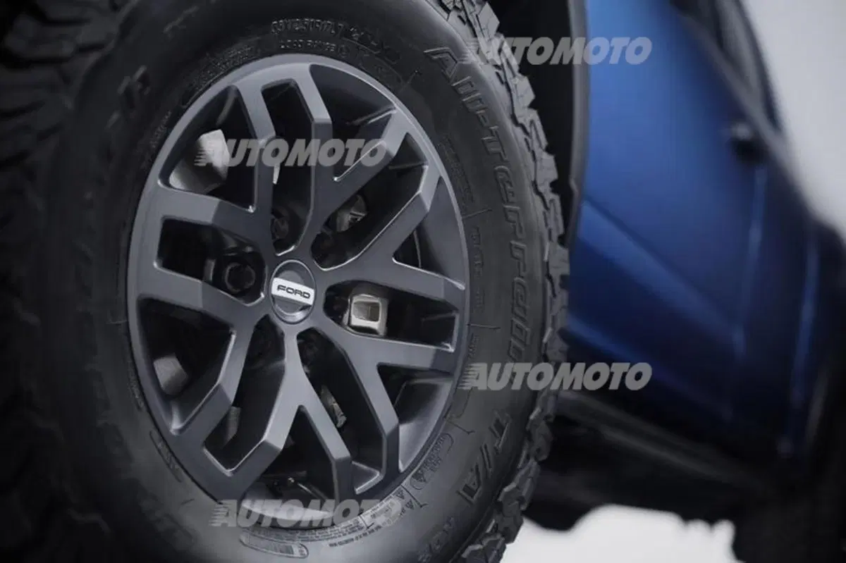 Nuova Ford F-150 Raptor: perde il V8... ma anche 230 kg! (12)