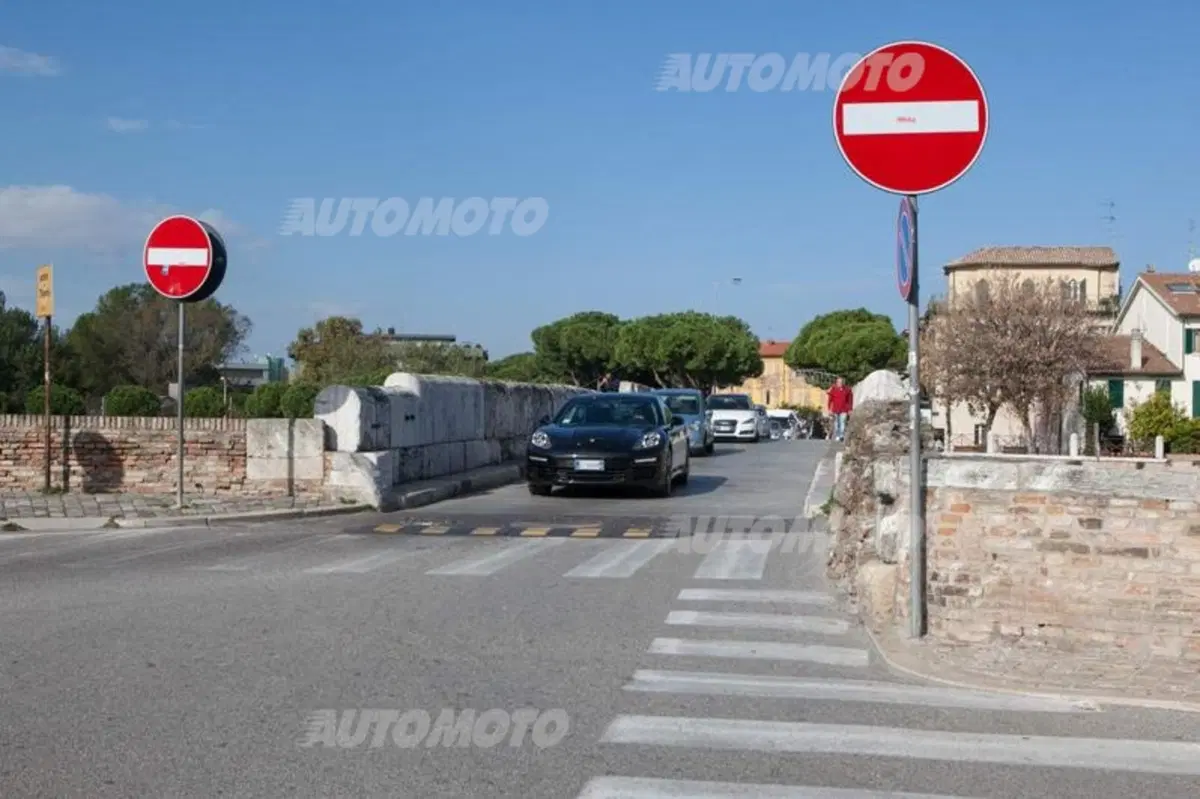 27 km/l con 416 CV? Possibile, con la Porsche Panamera S E-Hybrid (9)