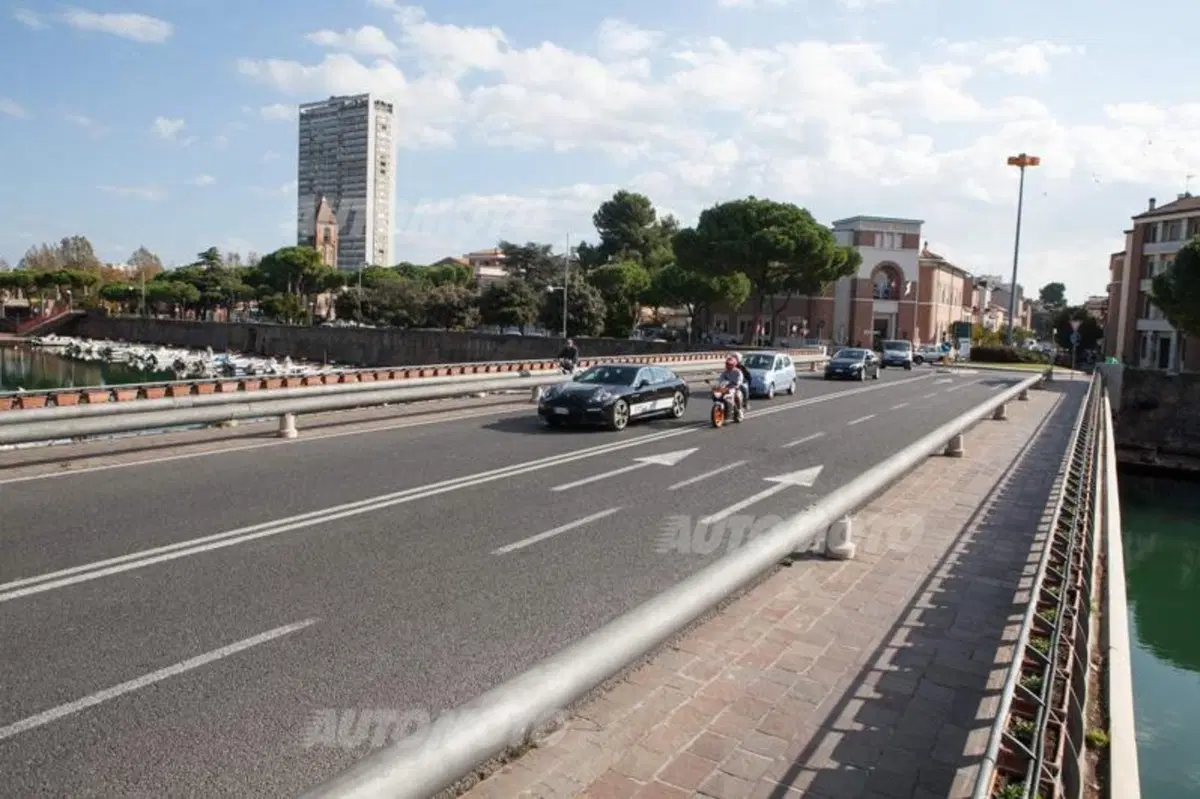 27 km/l con 416 CV? Possibile, con la Porsche Panamera S E-Hybrid (10)