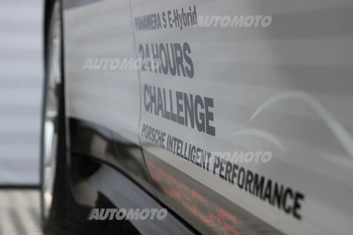 27 km/l con 416 CV? Possibile, con la Porsche Panamera S E-Hybrid (23)