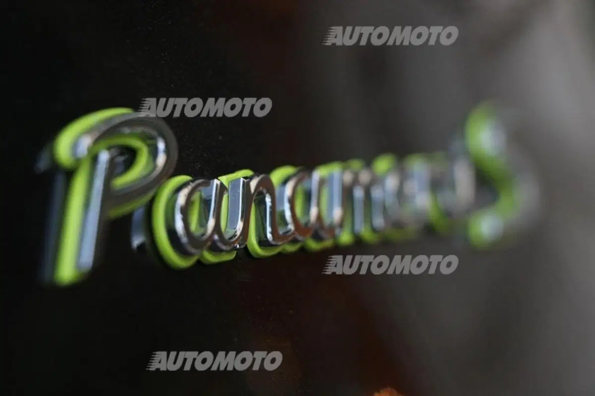 27 km/l con 416 CV? Possibile, con la Porsche Panamera S E-Hybrid (29)