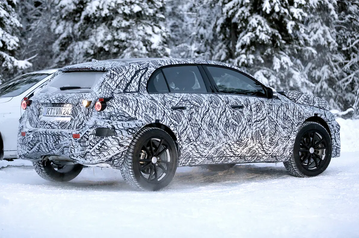 Nuova Mercedes GLA 2018: le prime foto spia (5)