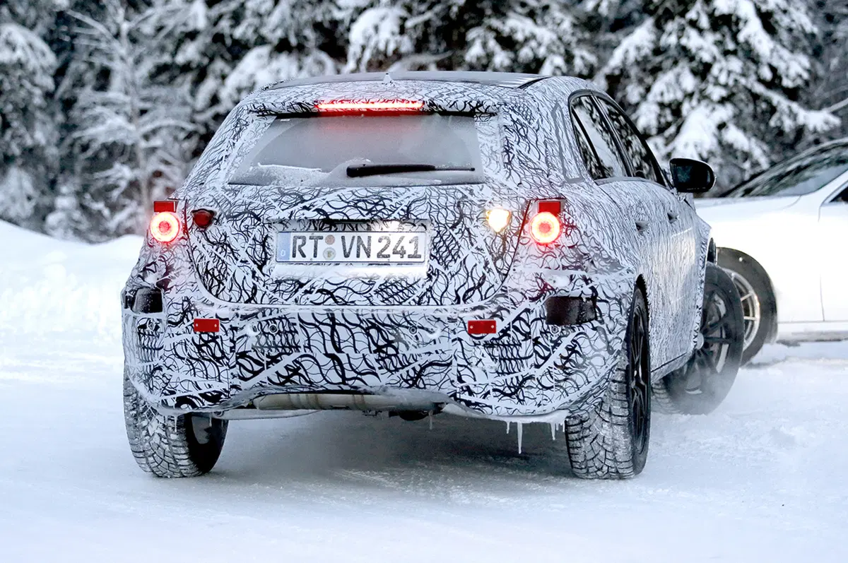 Nuova Mercedes GLA 2018: le prime foto spia (6)