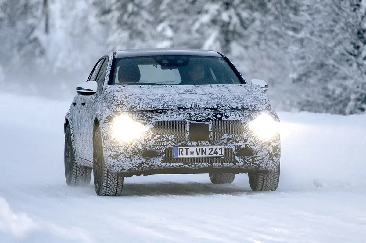 Nuova Mercedes GLA 2018: le prime foto spia (11)