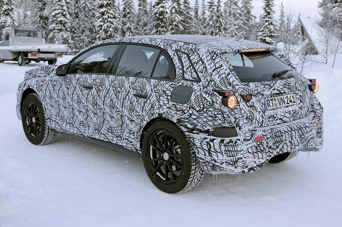 Nuova Mercedes GLA 2018: le prime foto spia (13)