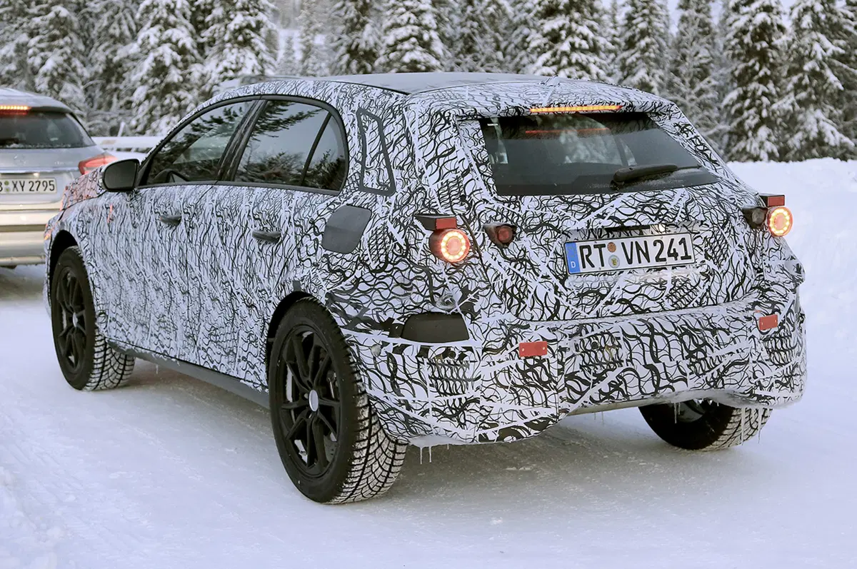 Nuova Mercedes GLA 2018: le prime foto spia (19)