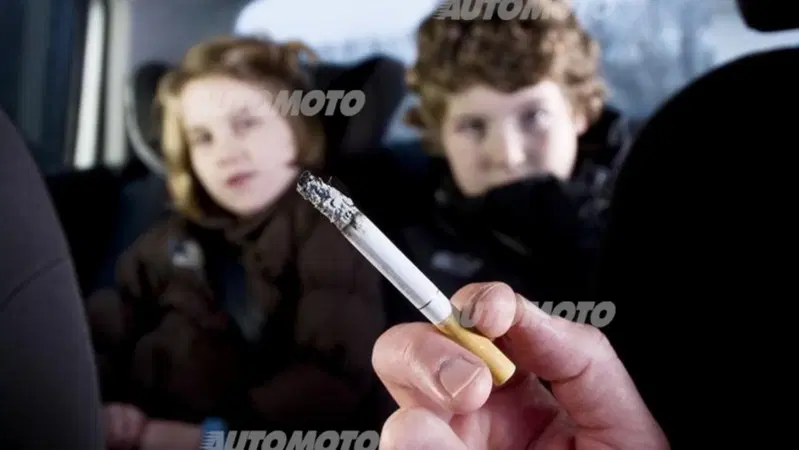 Vietato fumare se in auto c'&egrave; un minore. E chi guida da solo?