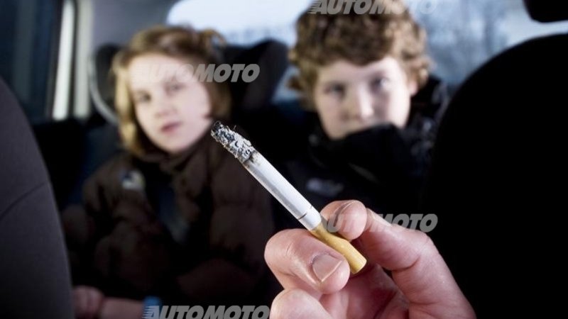 Vietato fumare se in auto c&#039;&egrave; un minore. E chi guida da solo?