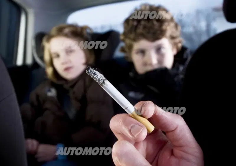 Vietato fumare se in auto c'&egrave; un minore. E chi guida da solo?