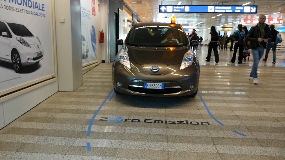 La Nissan Leaf durante il tragitto all&#039;interno del Terminal 1 di Fiumicino