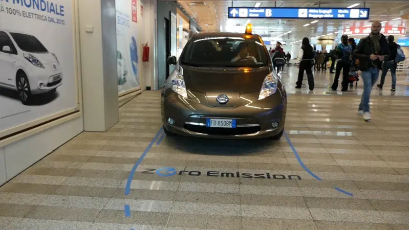 La Nissan Leaf durante il tragitto all'interno del Terminal 1 di Fiumicino