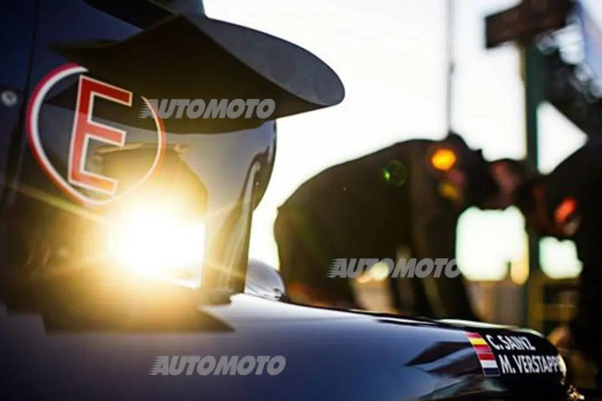 Toro Rosso STR10: la monoposto 2015 per i rookie Verstappen e Sainz (8)