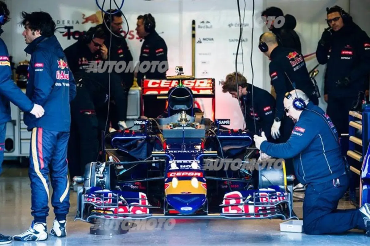 Toro Rosso STR10: la monoposto 2015 per i rookie Verstappen e Sainz (9)