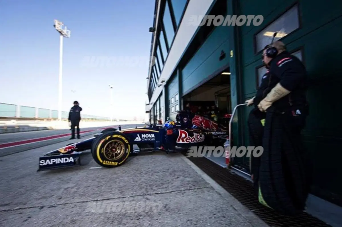Toro Rosso STR10: la monoposto 2015 per i rookie Verstappen e Sainz (11)