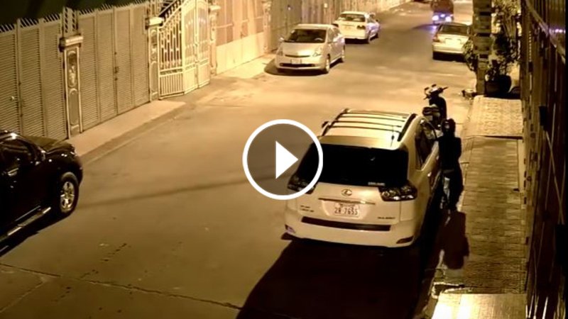 Tenta di rubare un&#039;auto, il proprietario lo scopre: ecco cosa succede [Video]