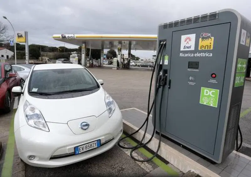 La ricarica dell'auto elettrica? Si far&agrave; al benzinaio in meno di un'ora