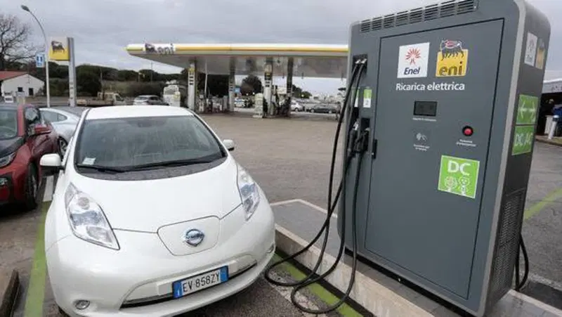 La ricarica dell'auto elettrica? Si far&agrave; al benzinaio in meno di un'ora