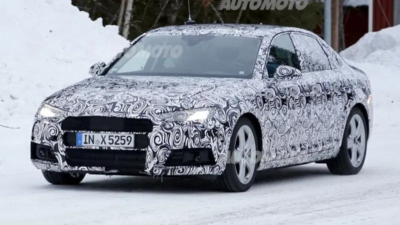 Nuova Audi A4: il muletto svela il design dei fari led