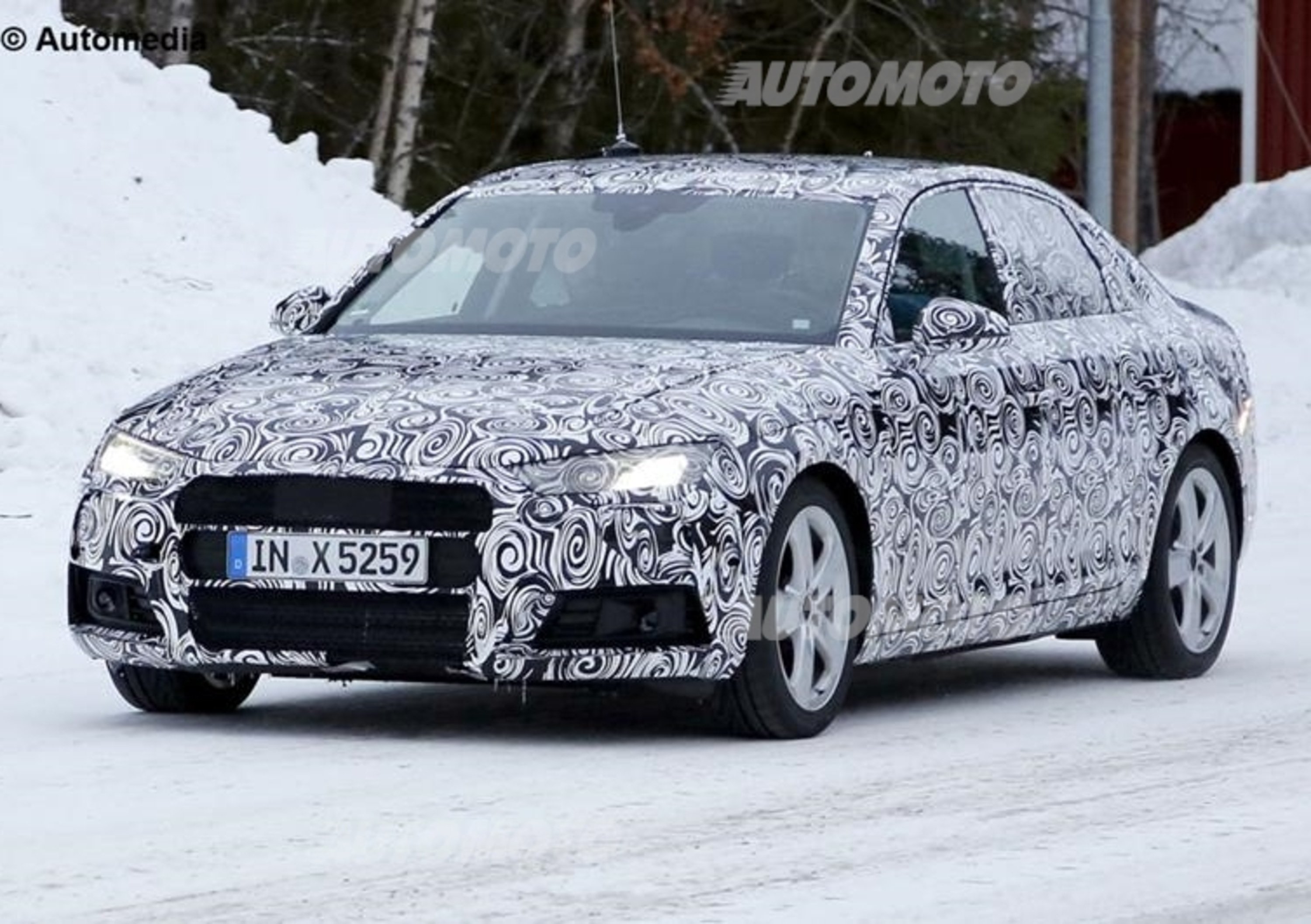 Nuova Audi A4: il muletto svela il design dei fari led