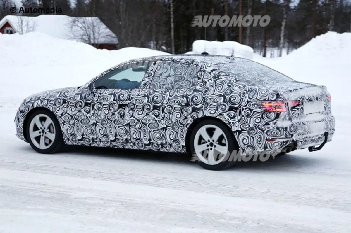 Nuova Audi A4: il muletto svela il design dei fari led (5)