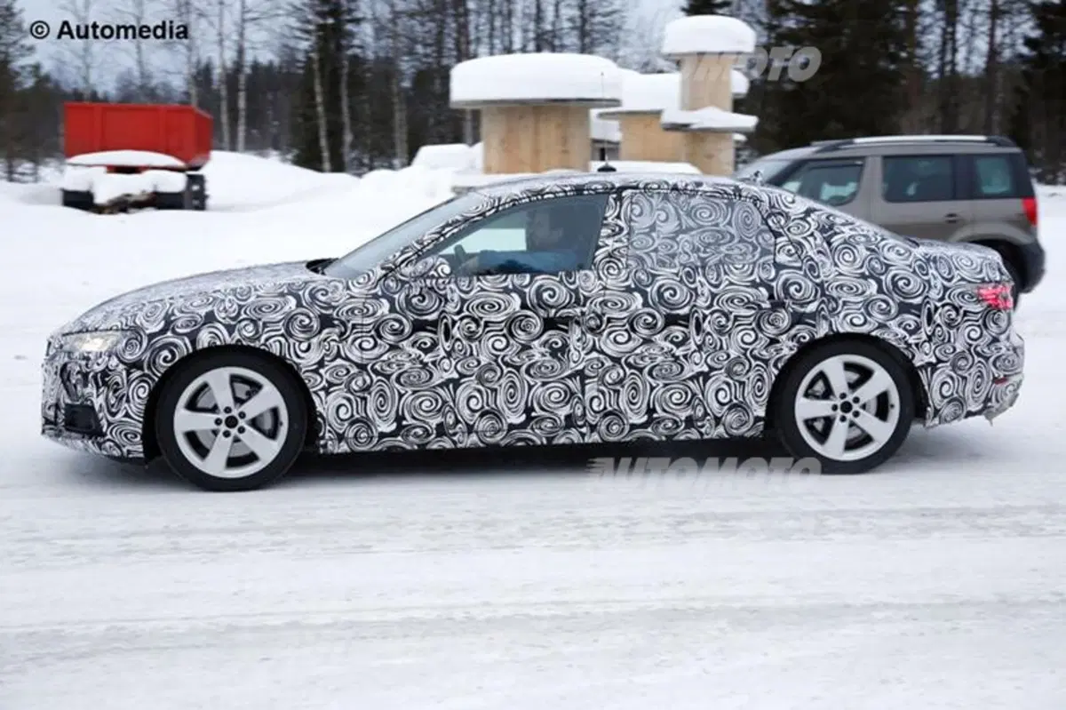 Nuova Audi A4: il muletto svela il design dei fari led (6)