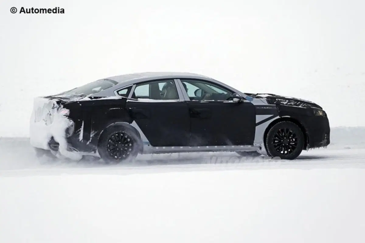 Kia Optima: ecco le prime immagini spia della berlina che arriverà in Italia (7)