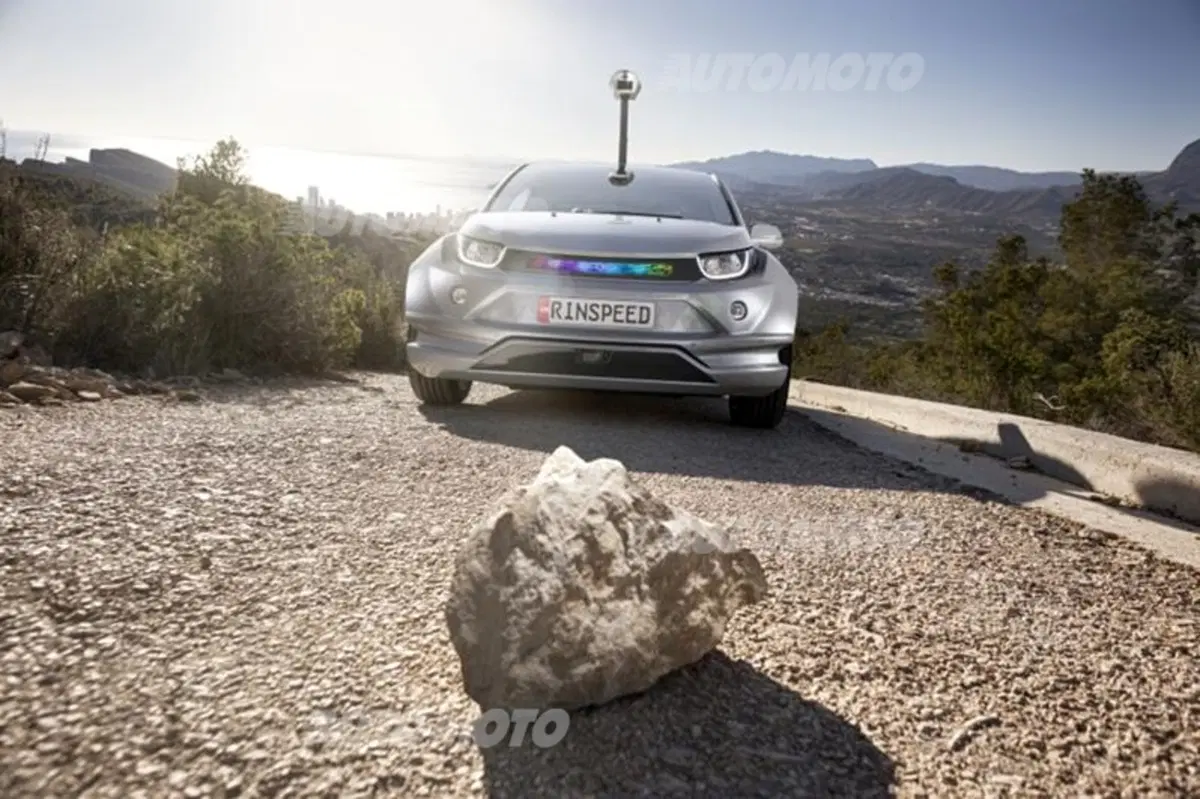 Rinspeed Budii: l'auto con il braccio robotico (14)