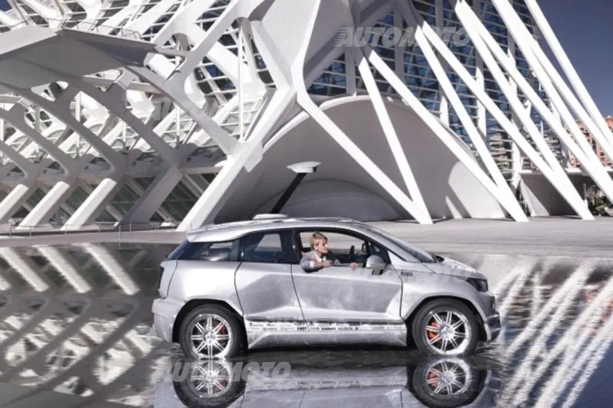 Rinspeed Budii: l'auto con il braccio robotico (15)