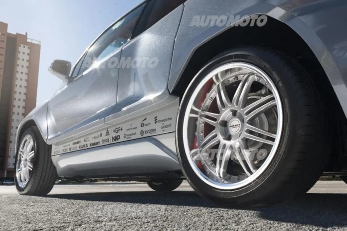 Rinspeed Budii: l'auto con il braccio robotico (18)