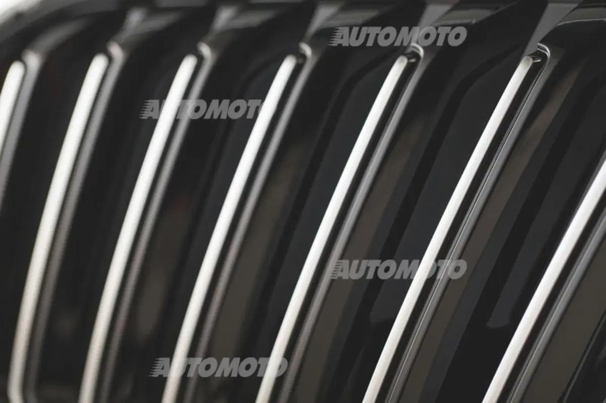 Nuova Skoda Superb: look tagliente e tanta tecnologia (14)