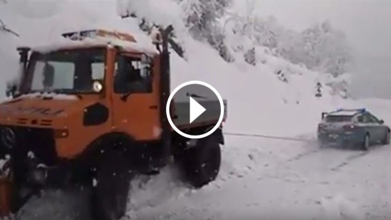 Spazzaneve bloccato nella neve: guardate da chi viene salvato [Video]