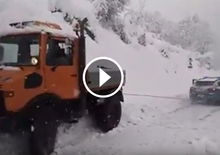 Spazzaneve bloccato nella neve: guardate da chi viene salvato [Video]