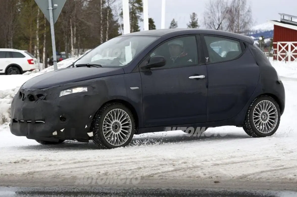 Lancia Ypsilon restyling: le prime immagini spia (2)