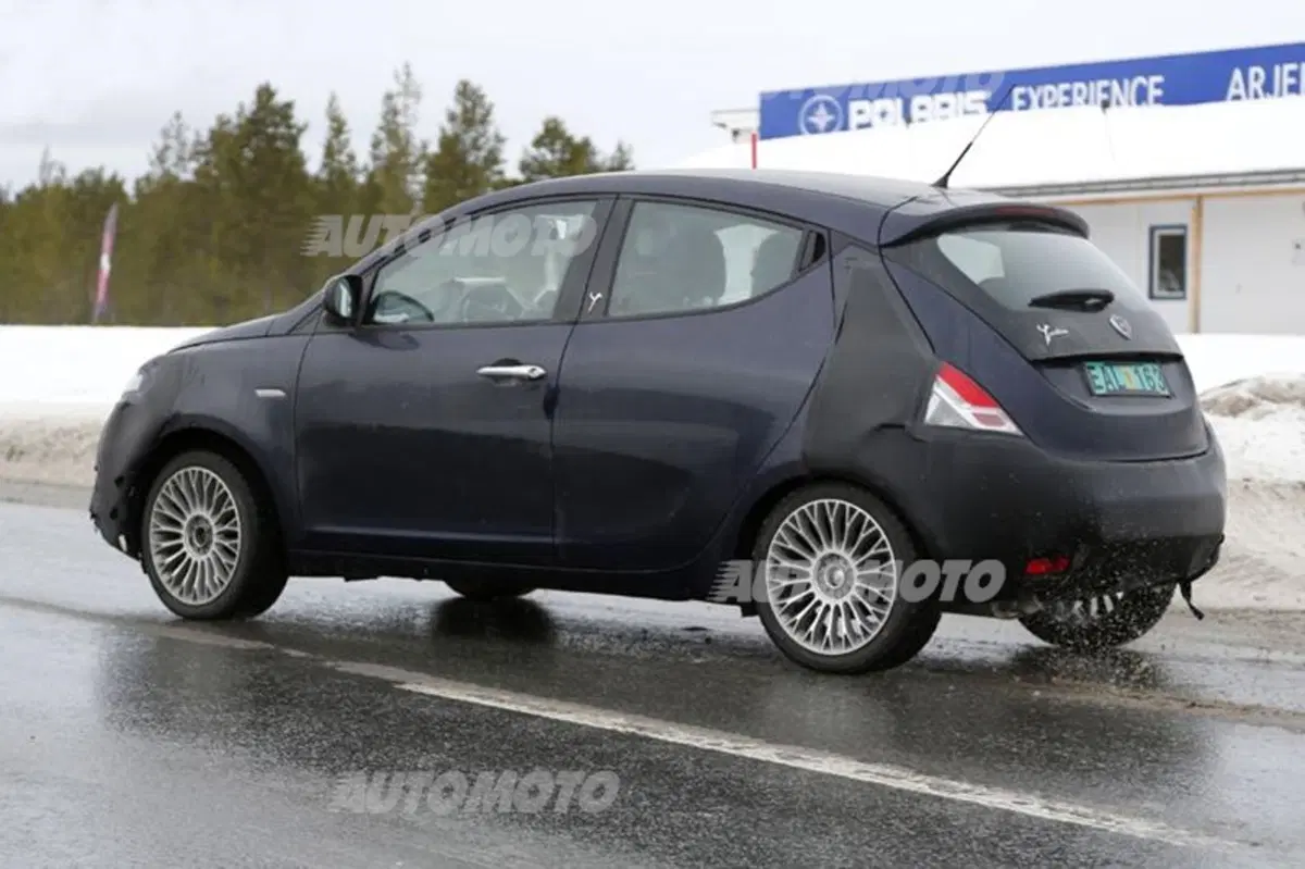 Lancia Ypsilon restyling: le prime immagini spia (3)